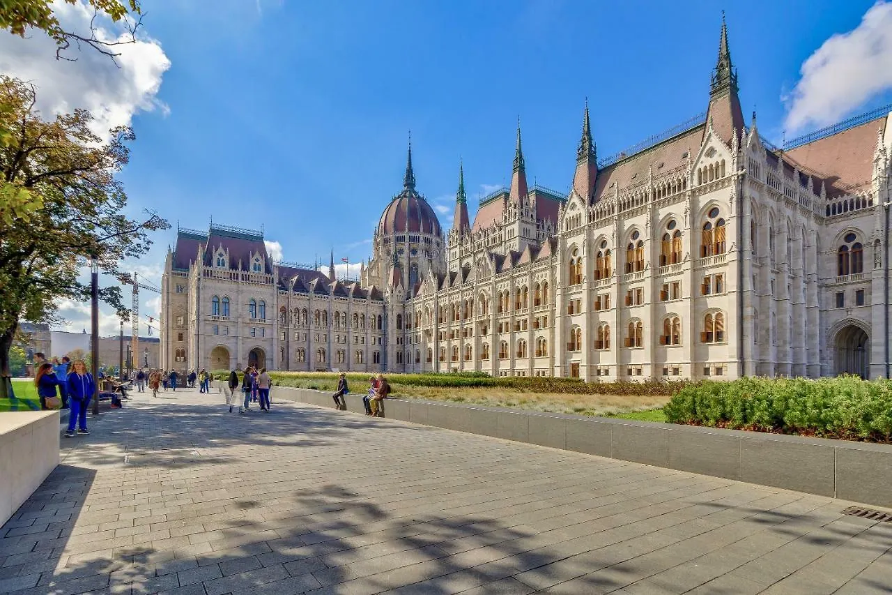 Riverbank Apartment At Parliament Budapest