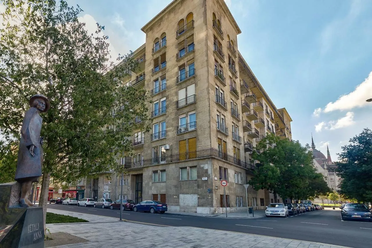 Riverbank Apartment At Parliament Budapest
