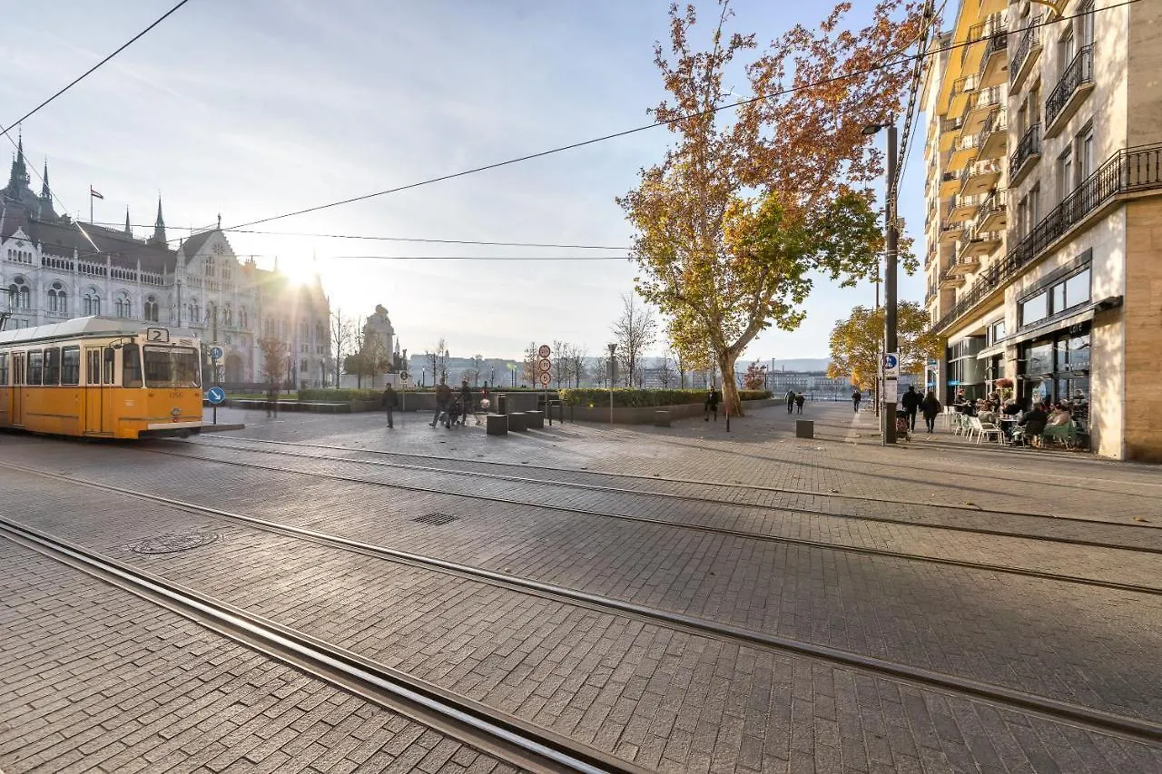 Riverbank Apartment At Parliament Budapest