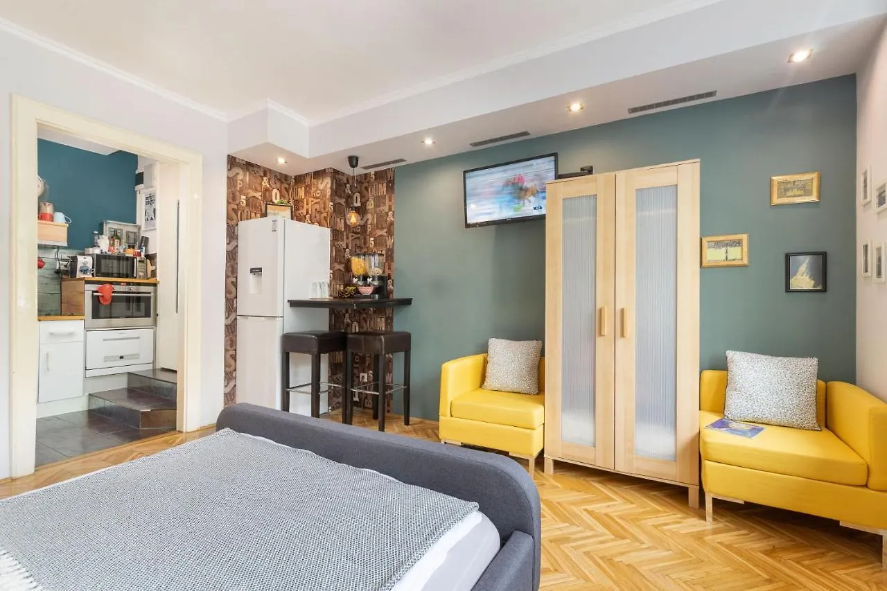 Riverbank Apartment At Parliament Budapest