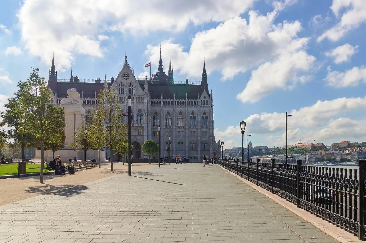 Riverbank Apartment At Parliament Budapest 0*,