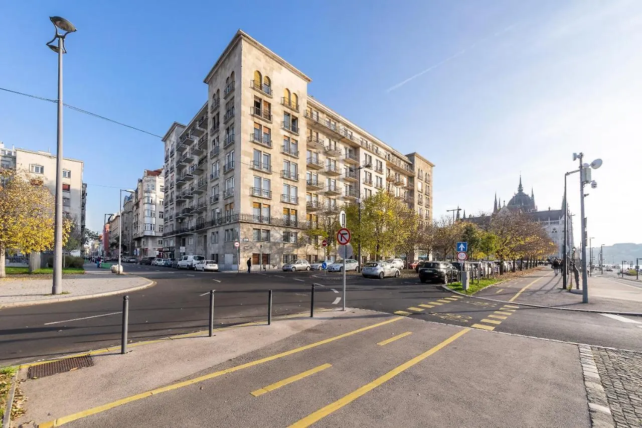 Riverbank Apartment At Parliament Budapest 0*,