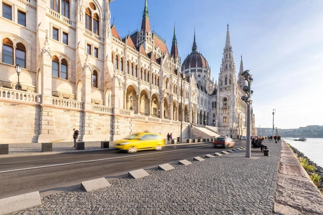 Riverbank Apartment At Parliament Budapest