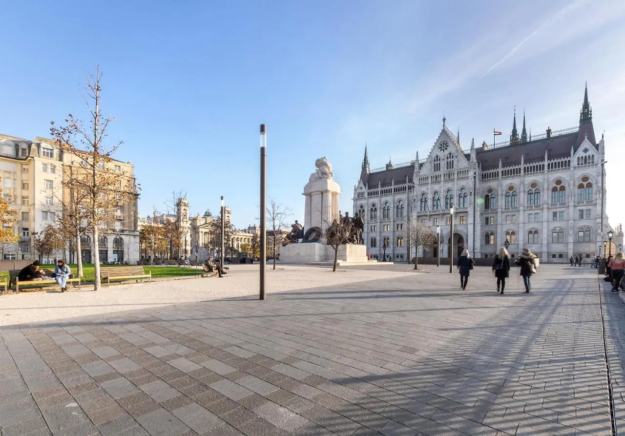 Riverbank Apartment At Parliament Budapest